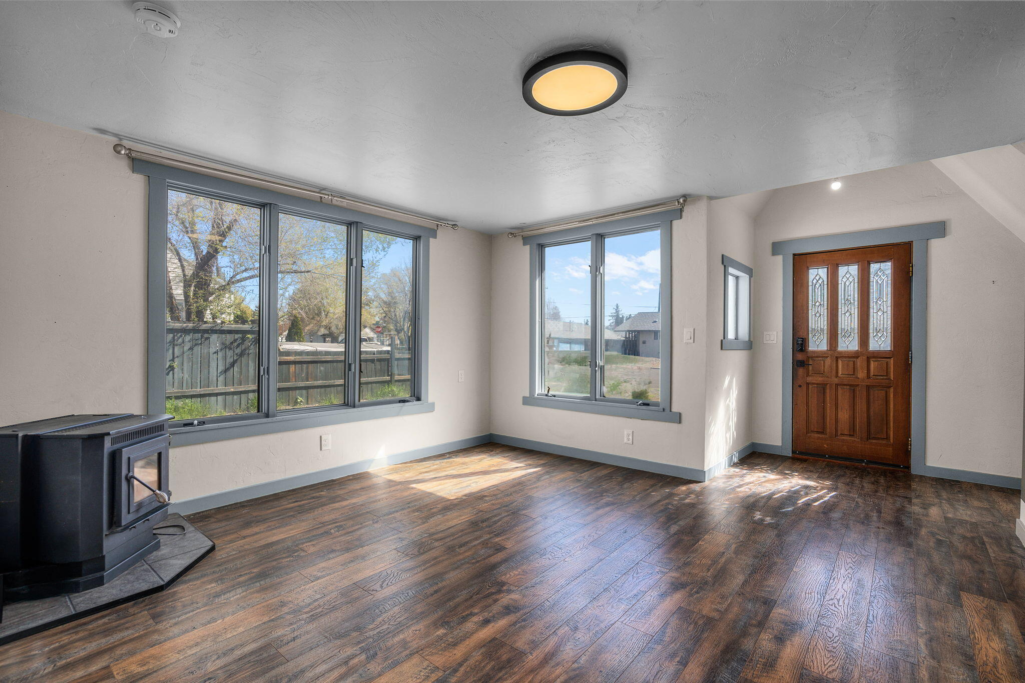 227 Southwest 11th Street Redmond, OR 97756 - Photo 5 of 25 2024_05_03_227_sw_11th_st_rdm-8