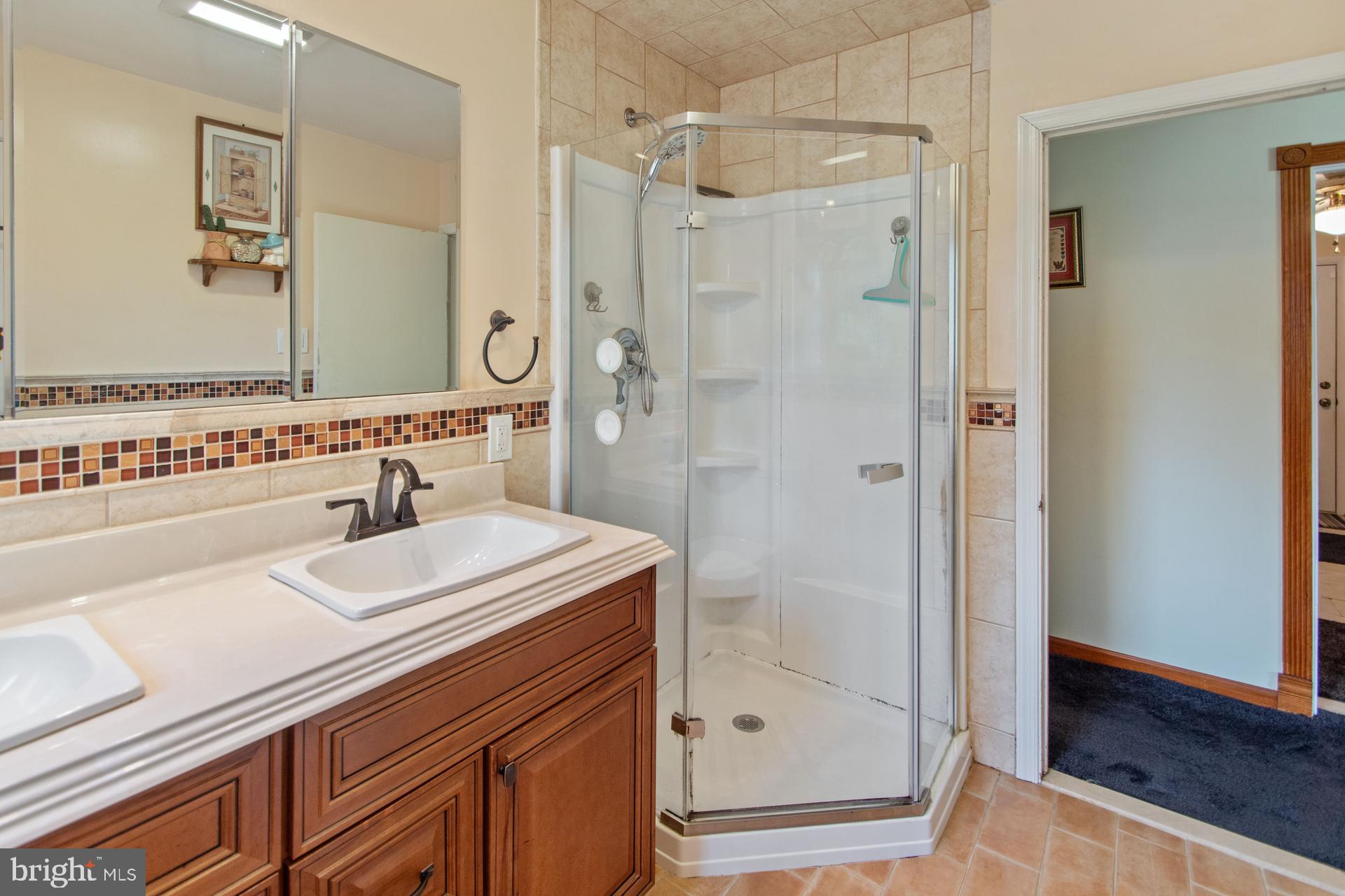 2913 Penn Square Road Norristown, PA 19401 - Photo 14 of 24 Hall Bath with closet