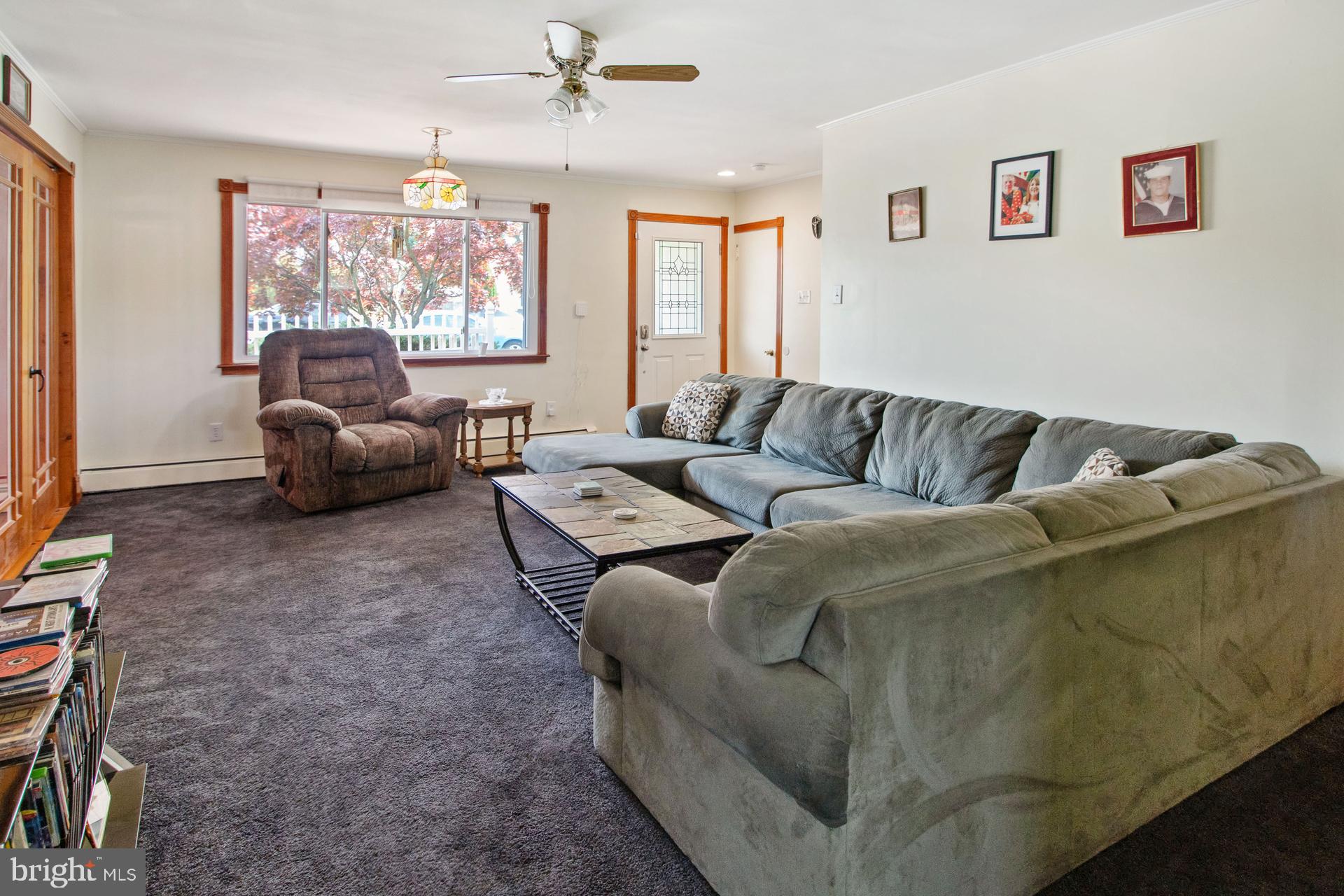 2913 Penn Square Road Norristown, PA 19401 - Photo 3 of 24 Livingroom