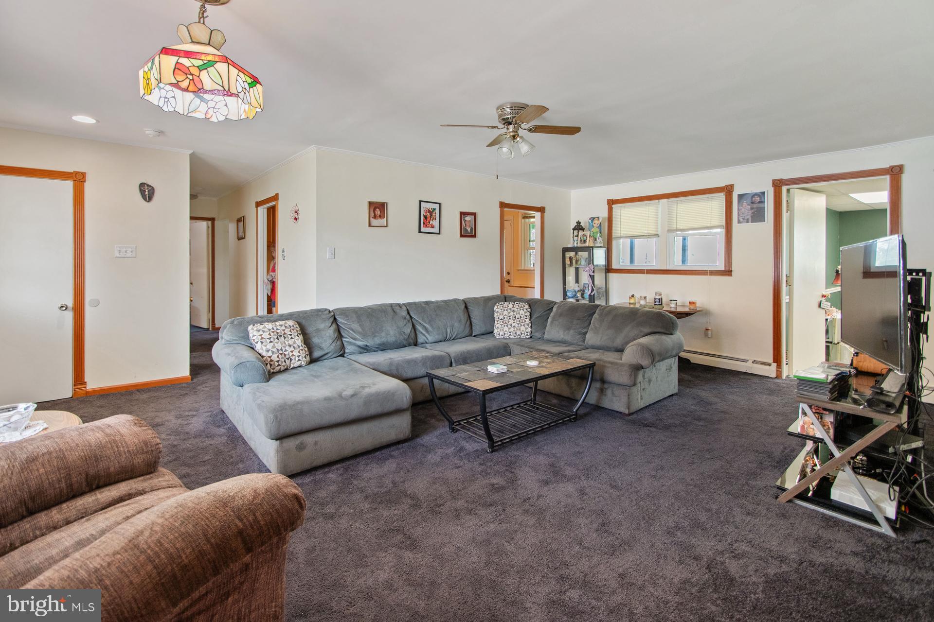 2913 Penn Square Road Norristown, PA 19401 - Photo 4 of 24 Livingroom