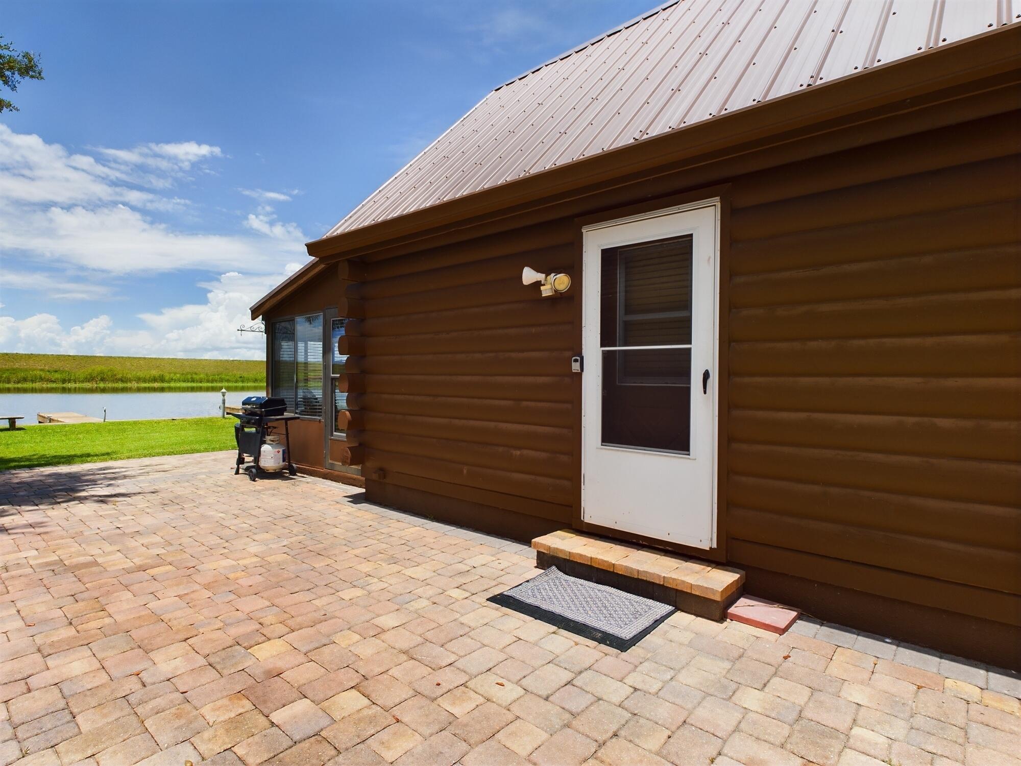 8348 Highway 441 Okeechobee, FL 34974 - Photo 7 of 25 a view of a backyard