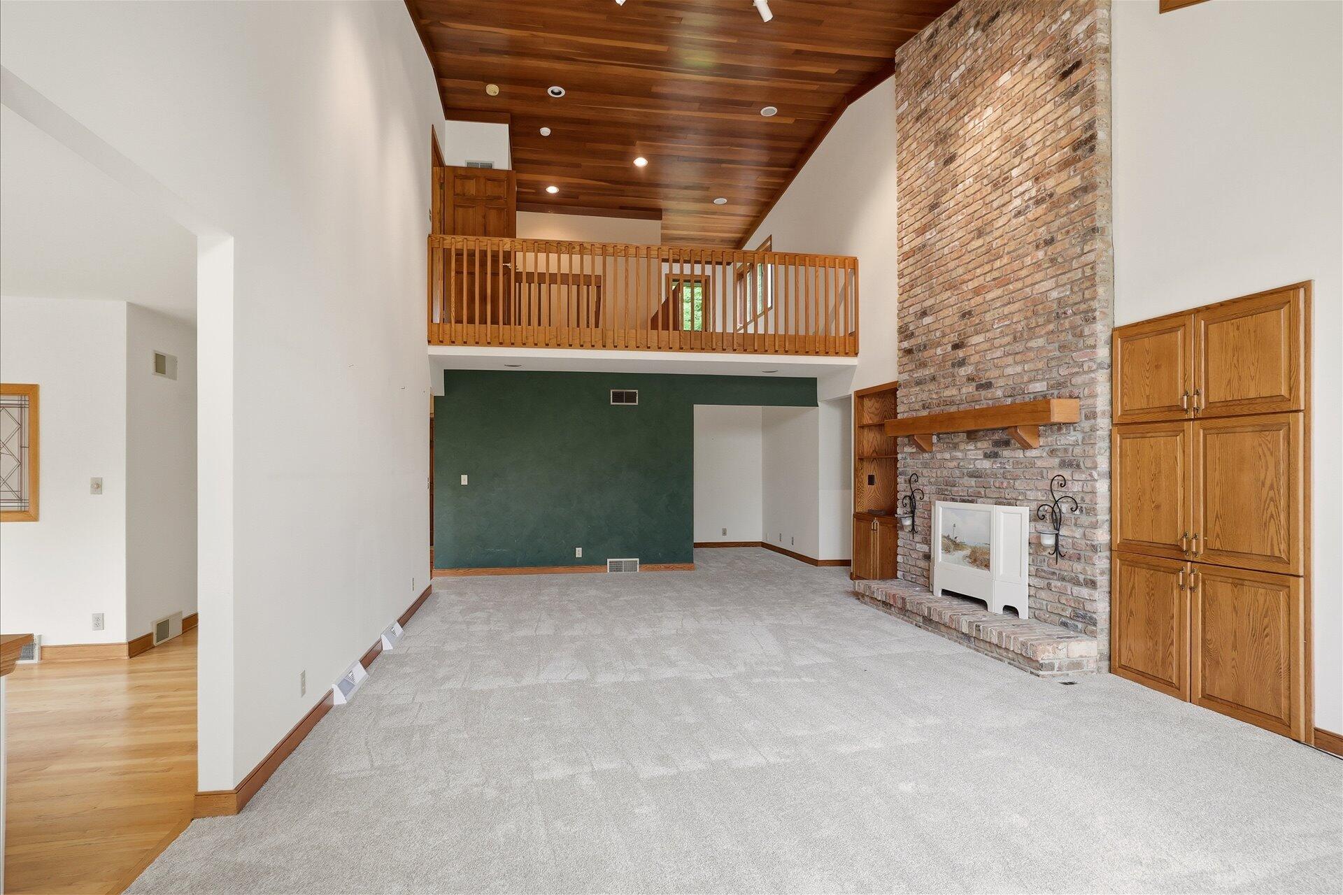 790 Garrison Court Delafield, WI 53018 - Photo 6 of 37 17-006_BCAM1332