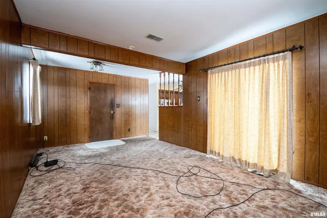 $155,000 | 5702 North Graceland Drive, Peoria, IL 61614