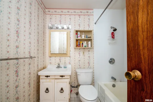 $155,000 | 5702 North Graceland Drive, Peoria, IL 61614