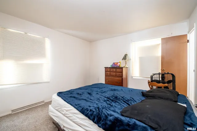 $155,000 | 5702 North Graceland Drive, Peoria, IL 61614