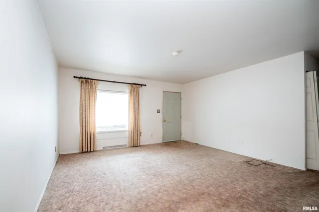 $155,000 | 5702 North Graceland Drive, Peoria, IL 61614