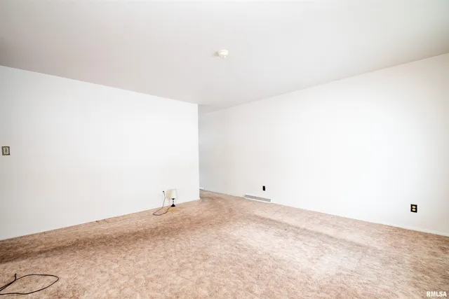 $155,000 | 5702 North Graceland Drive, Peoria, IL 61614