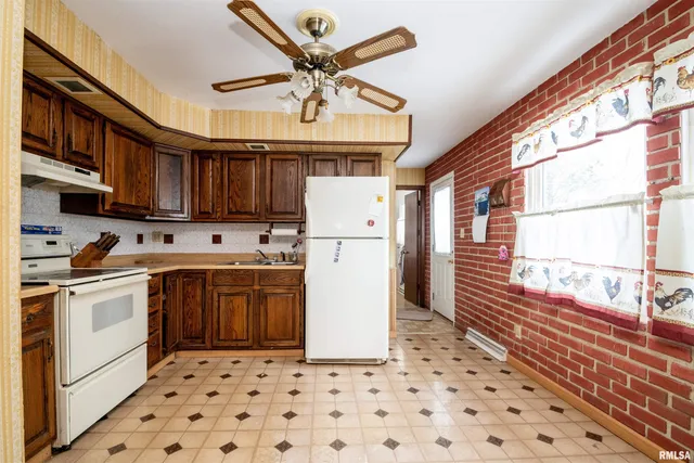 $155,000 | 5702 North Graceland Drive, Peoria, IL 61614