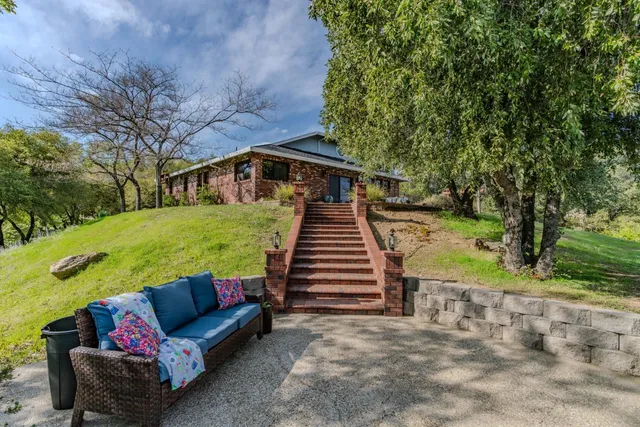 a view of a chairs in the backyard