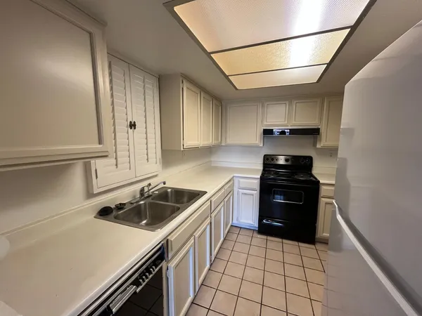 $1,800 | 11040 North 28th Drive, Unit 127, Phoenix, AZ 85029