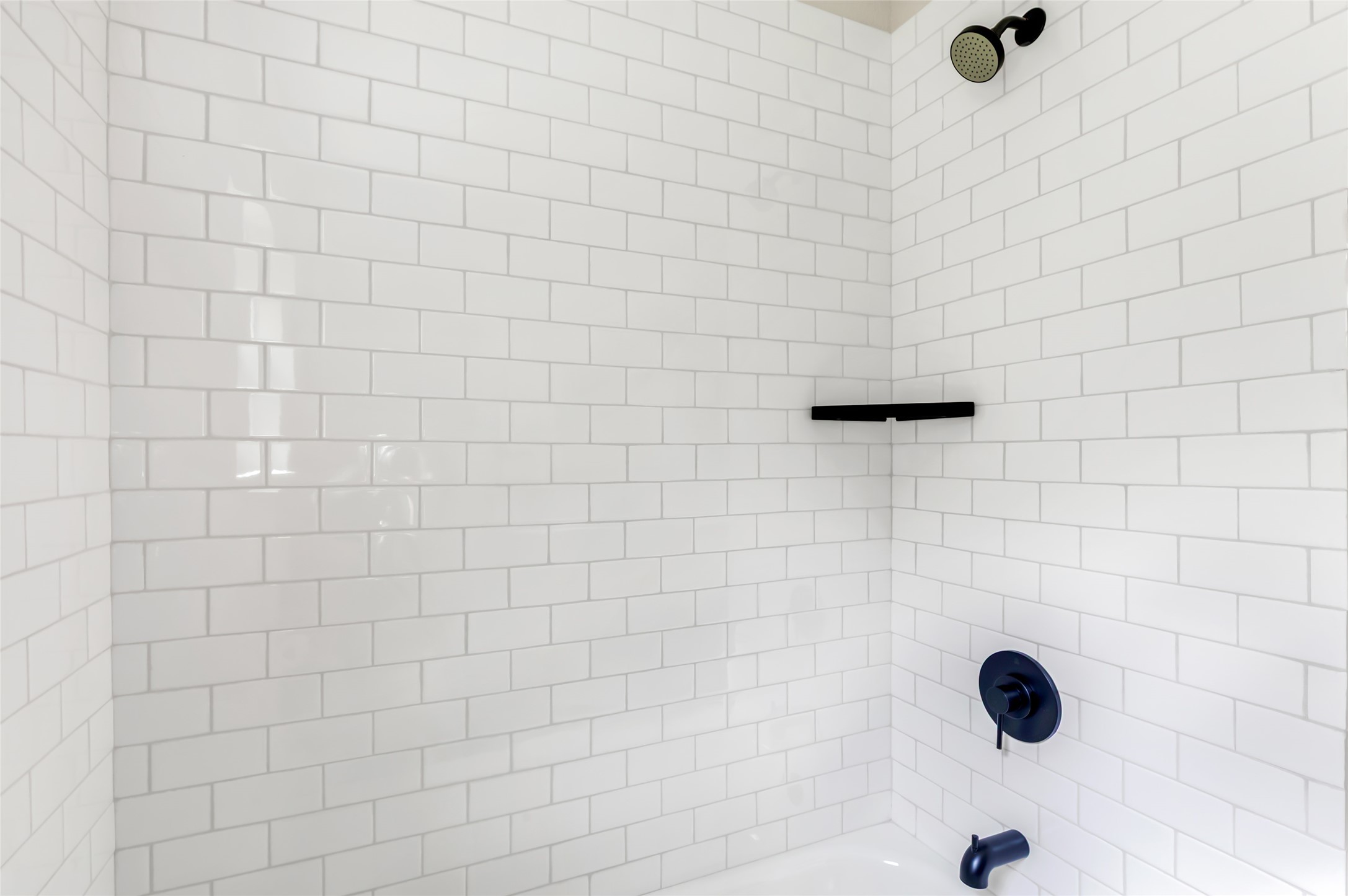 922 Lake Glen Road Houston, TX 77336 - Photo 19 of 27 Beautifully Tiled Shower Surround With Tub