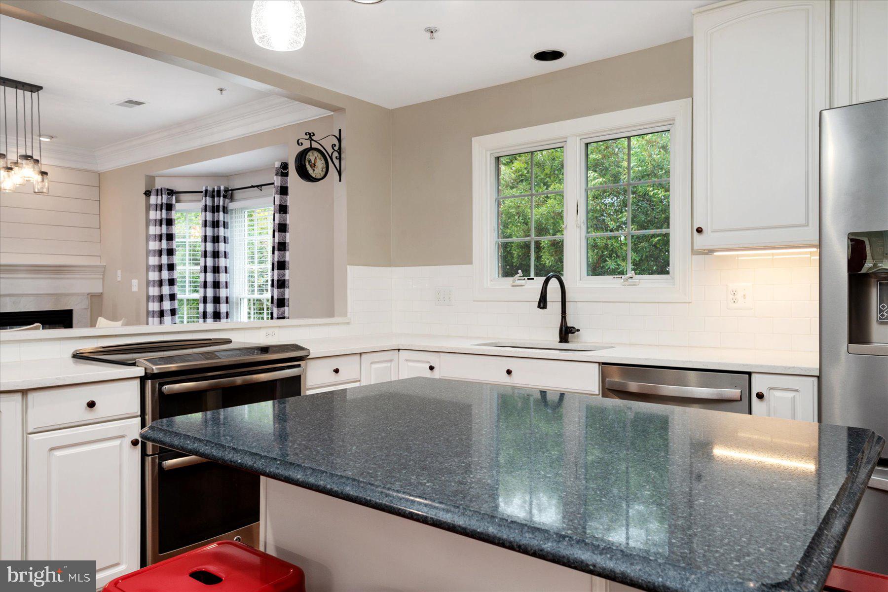 301 Colony Point Place Edgewater, MD 21037 - Photo 10 of 34