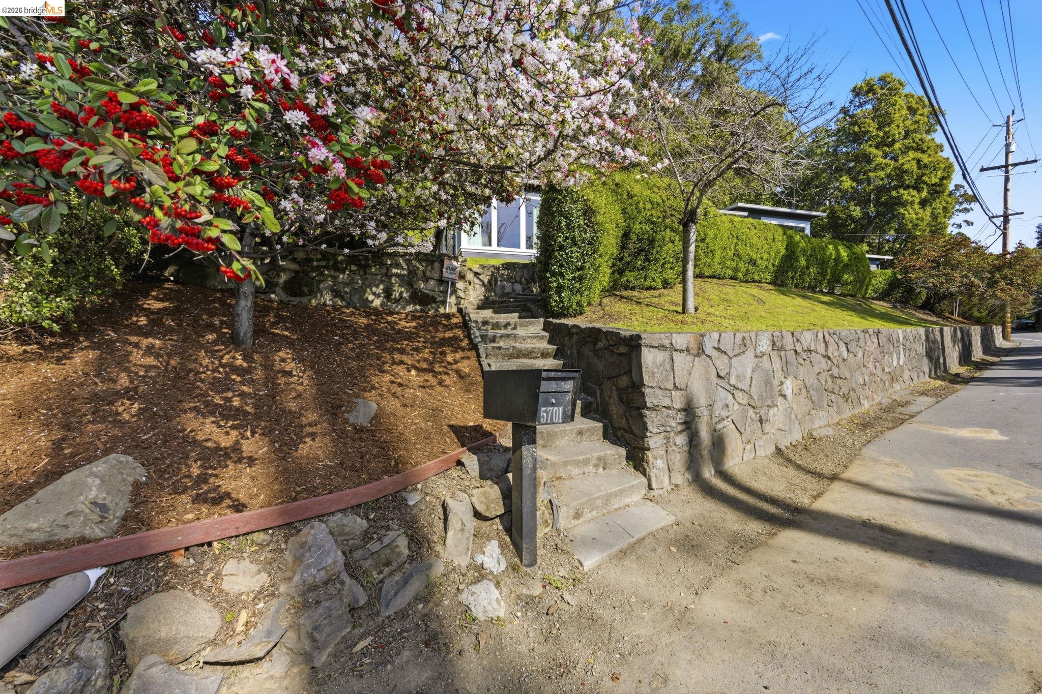 5701 Snake Road Oakland, CA 94611 - Photo 42 of 58