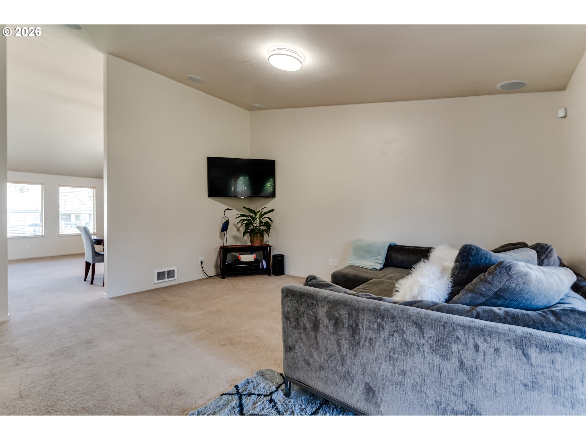 549 Gilfry Avenue Creswell, OR 97426 - Photo 20 of 44 a living room with furniture and a flat screen tv