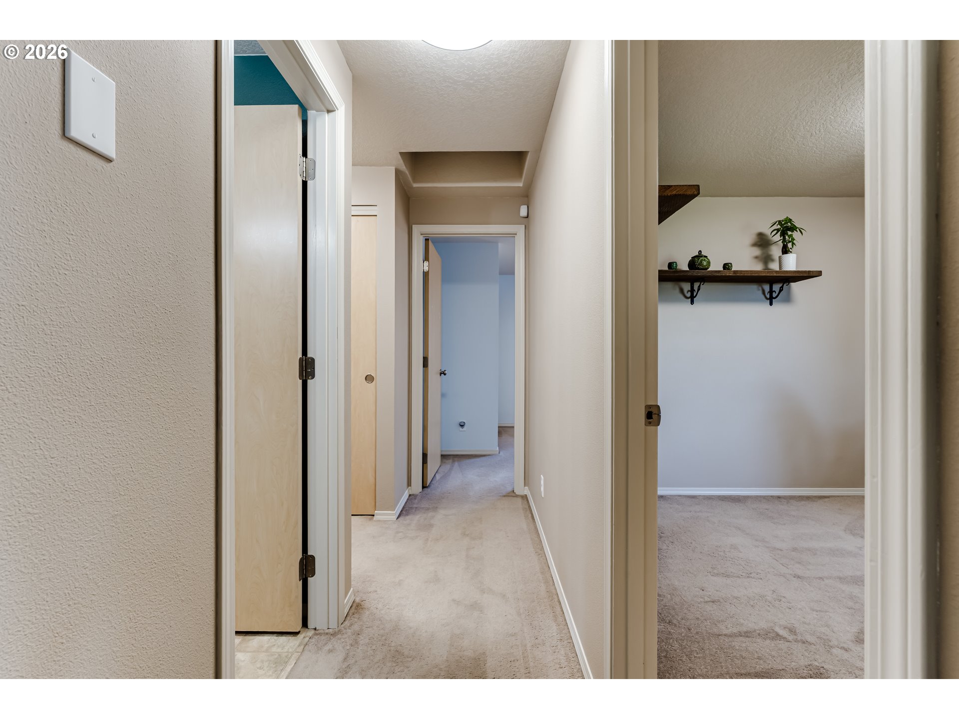 549 Gilfry Avenue Creswell, OR 97426 - Photo 22 of 44 a view of a bathroom from a hallway