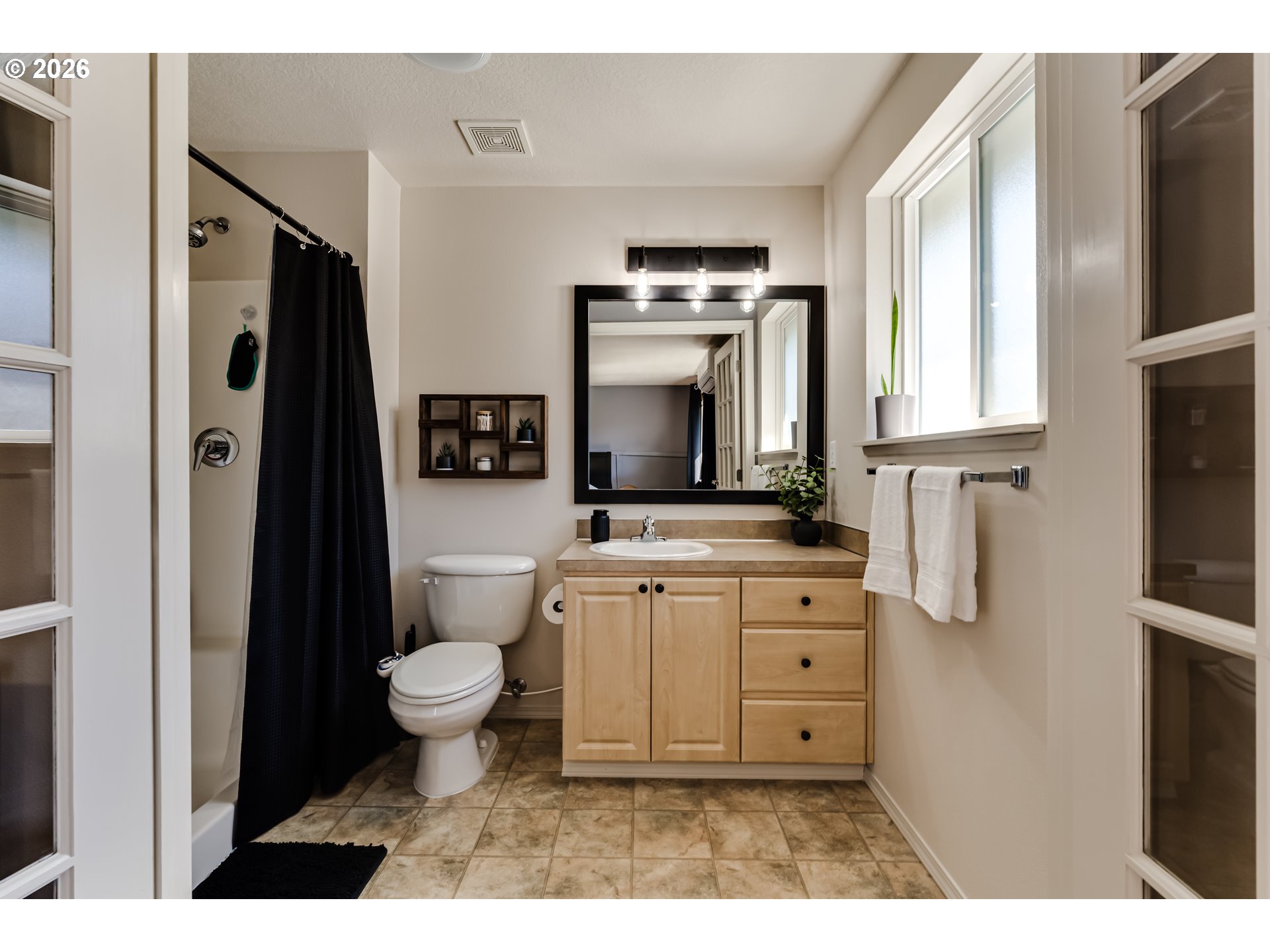 549 Gilfry Avenue Creswell, OR 97426 - Photo 26 of 44 a bathroom with a toilet sink and mirror