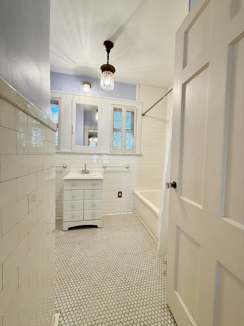 841 Douglas Avenue Elgin, IL 60120 - Photo 45 of 75 a bathroom with a bathtub and a sink