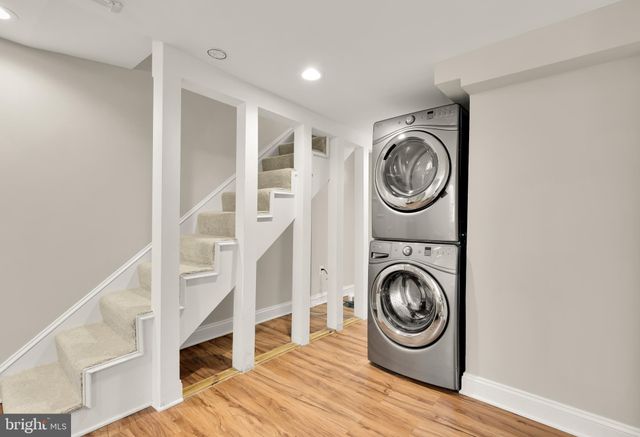 a view of a livingroom with washer and dryer