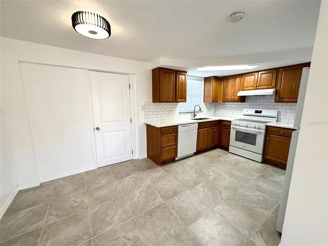 an empty room with a empty space