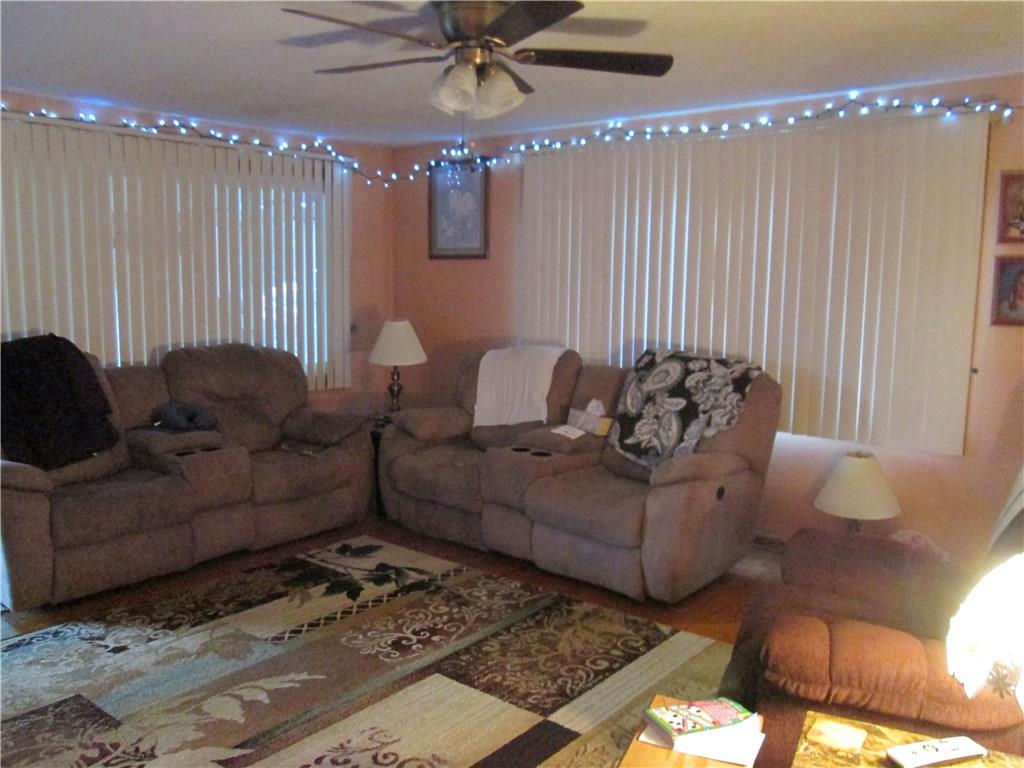 4072 Patterson Road Aliquippa, PA 15001 - Photo 5 of 21 Living Room
