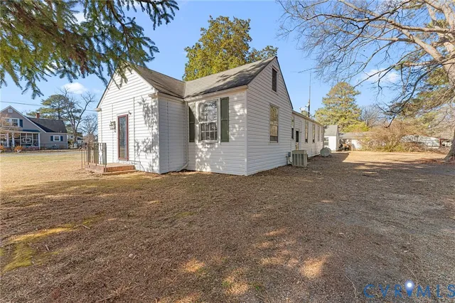 a view of a house with a yard and garage
