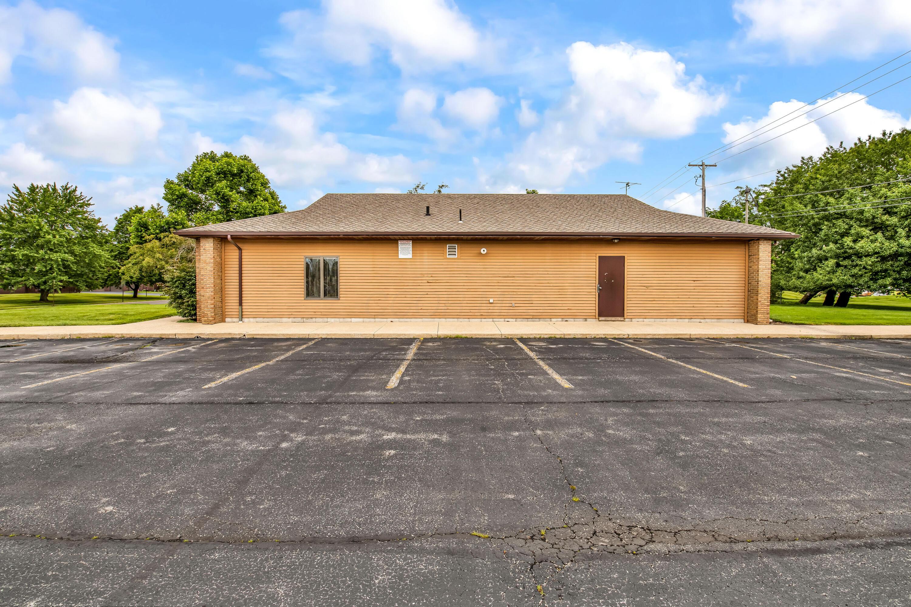 1240 Crescent Heights Road Marion, OH 43302 - Photo 53 of 60 53. Parking Lot