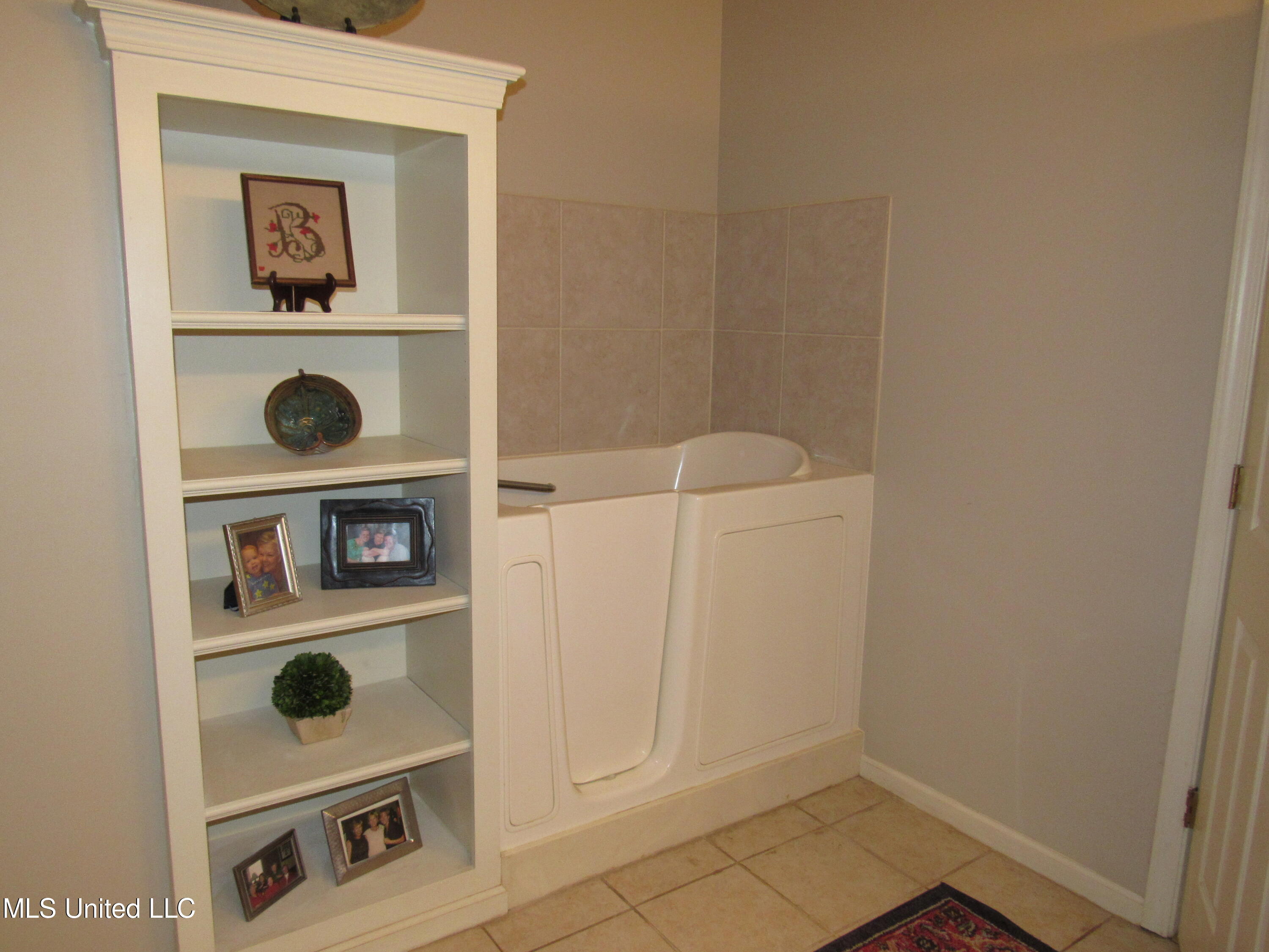 910 Cardinal Lane Hernando, MS 38632 - Photo 13 of 27 Step in soaking tub!