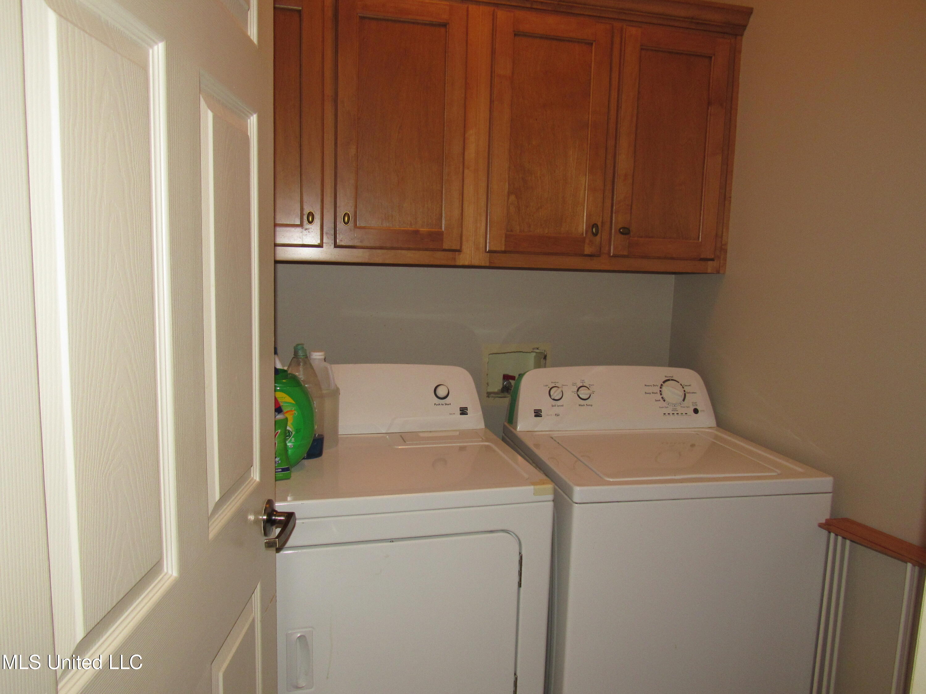 910 Cardinal Lane Hernando, MS 38632 - Photo 15 of 27 Laundry Room in hallway