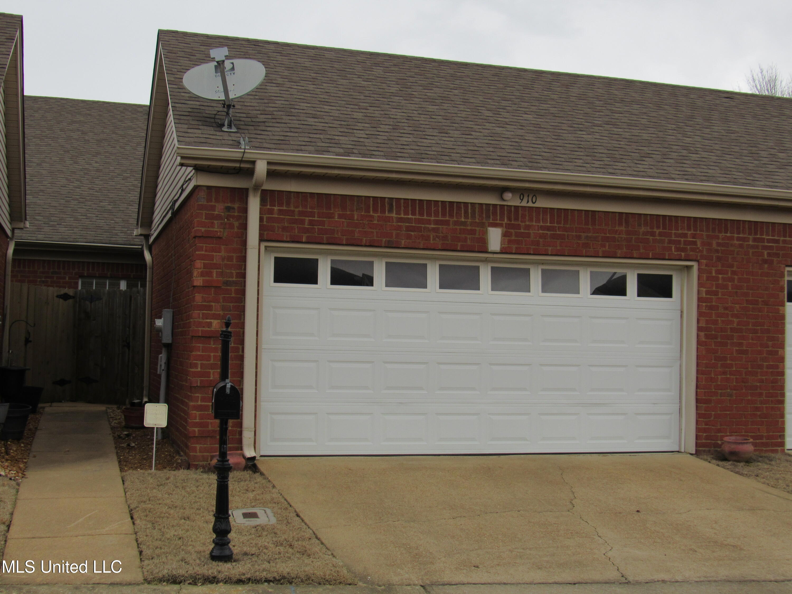 910 Cardinal Lane Hernando, MS 38632 - Photo 2 of 27 Garage View and main entry