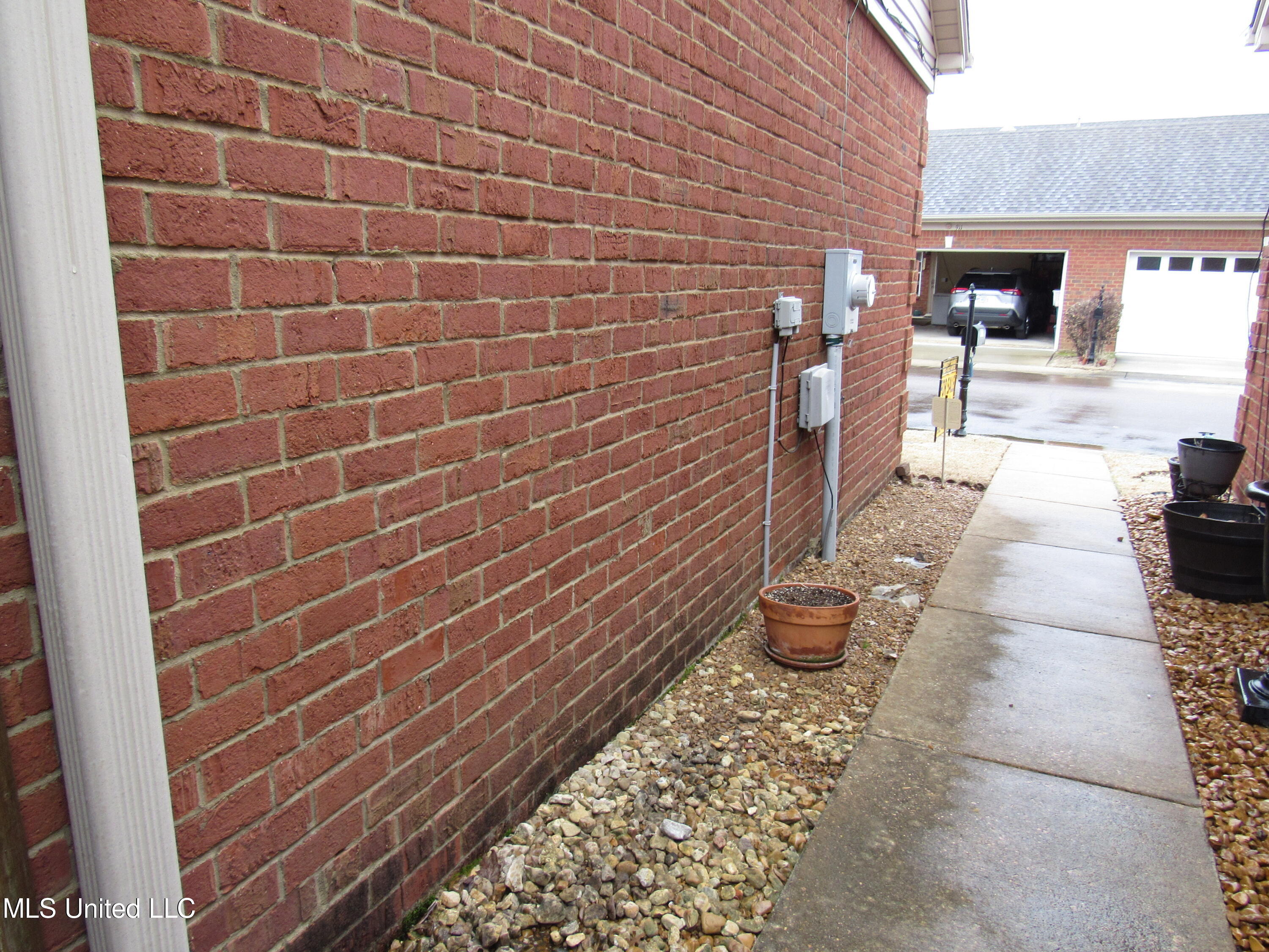910 Cardinal Lane Hernando, MS 38632 - Photo 22 of 27 Sidewalk to Patio Entry