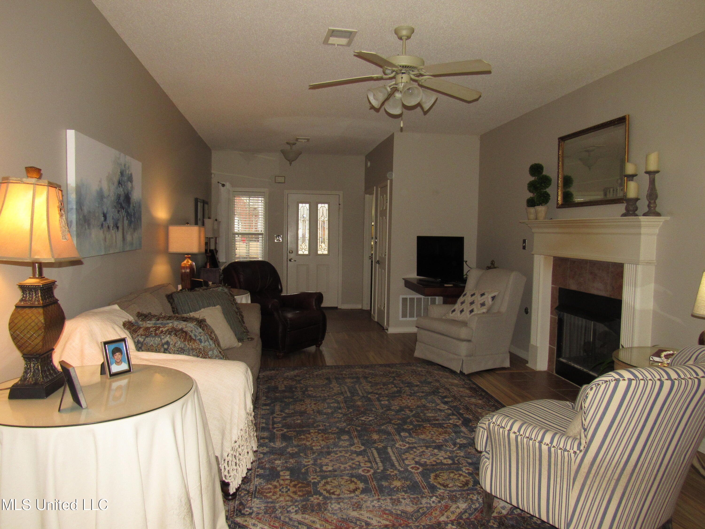 910 Cardinal Lane Hernando, MS 38632 - Photo 8 of 27 Living room view 4