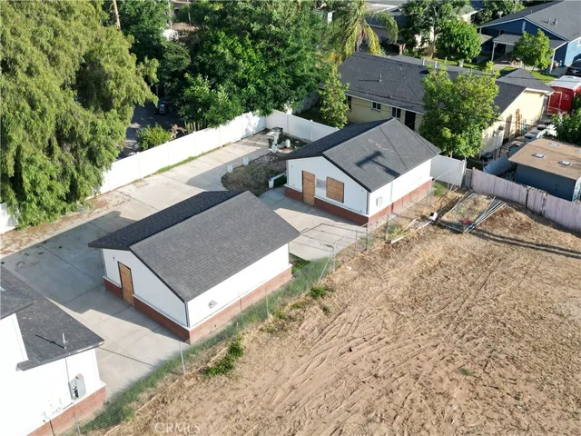 an aerial view of a house having yard