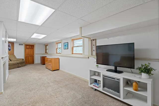 a view of livingroom with furniture