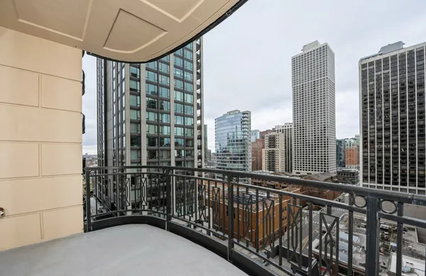 $4,900 | 10 East Delaware Place, Unit 14A, Chicago, IL 60611