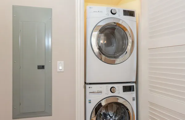 $4,900 | 10 East Delaware Place, Unit 14A, Chicago, IL 60611