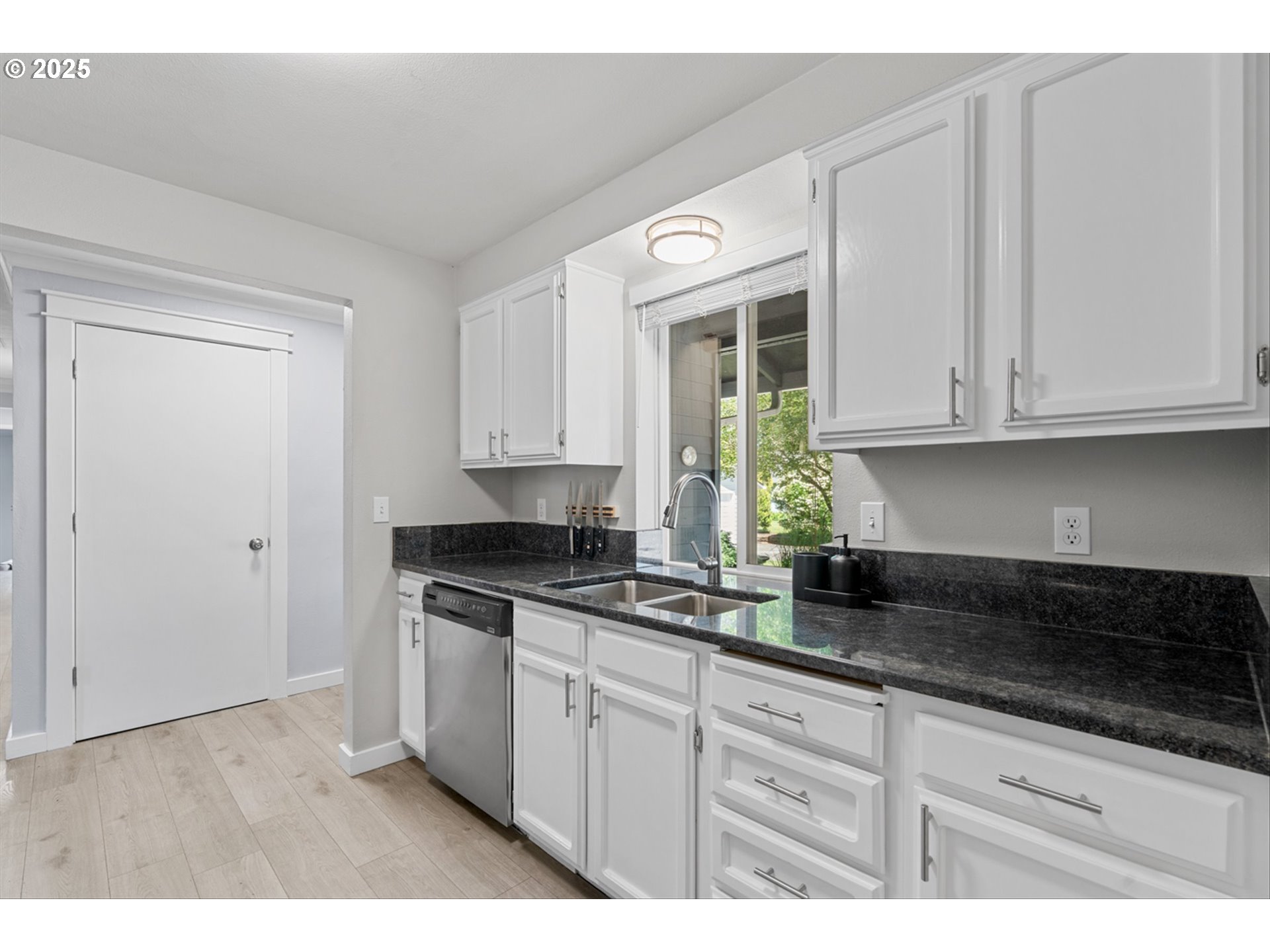 9142 Southwest Raritan Court Tualatin, OR 97062 - Photo 4 of 20 Kitchen