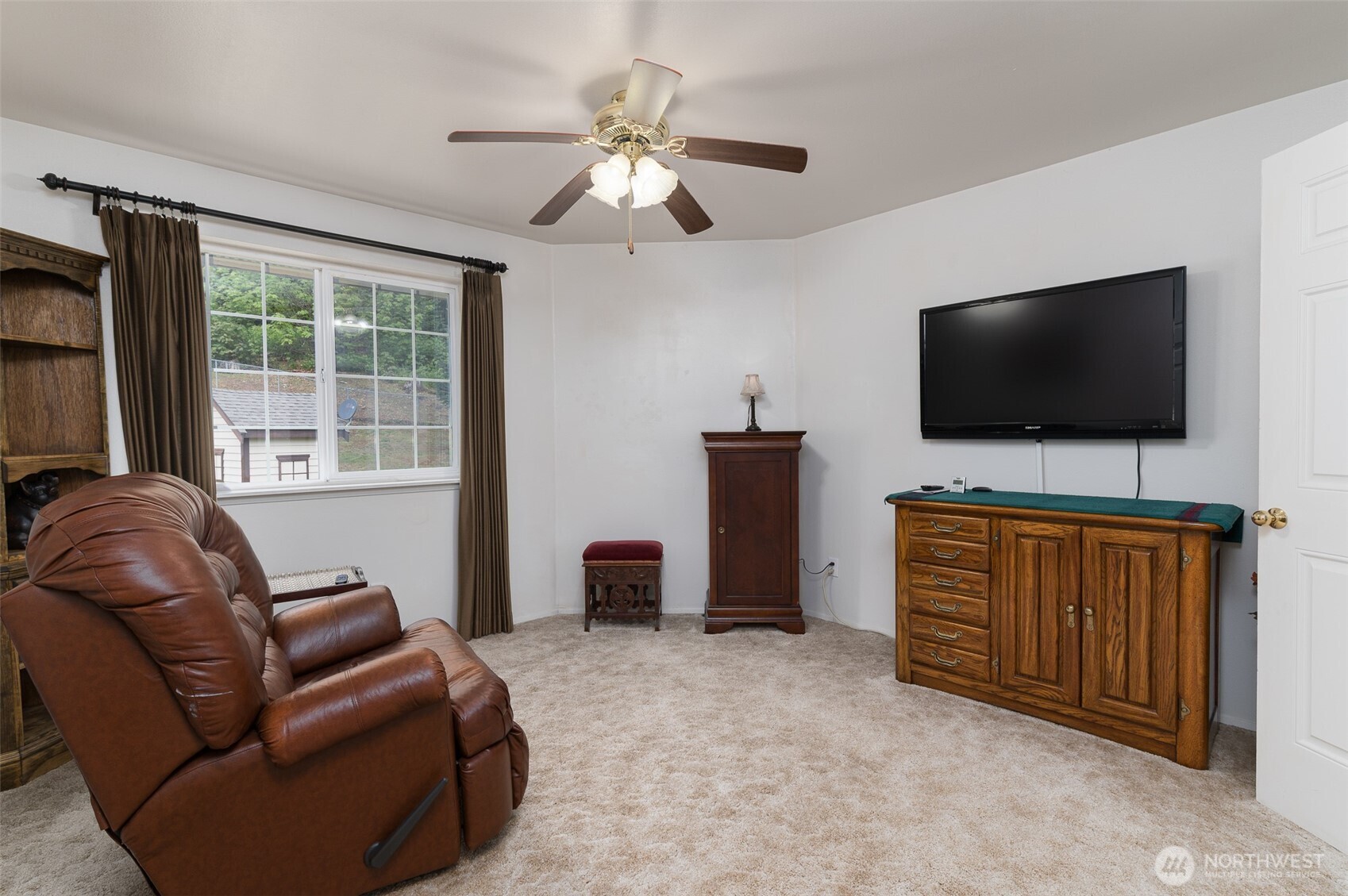 5860 Bell Creek Road Deming, WA 98244 - Photo 24 of 39 a living room with furniture and a flat screen tv