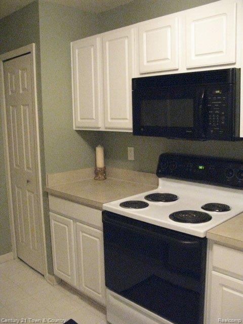 1836 Flagstone Circle, Unit 43 Rochester, MI 48307 - Photo 10 of 18 KITCHEN PANTRY