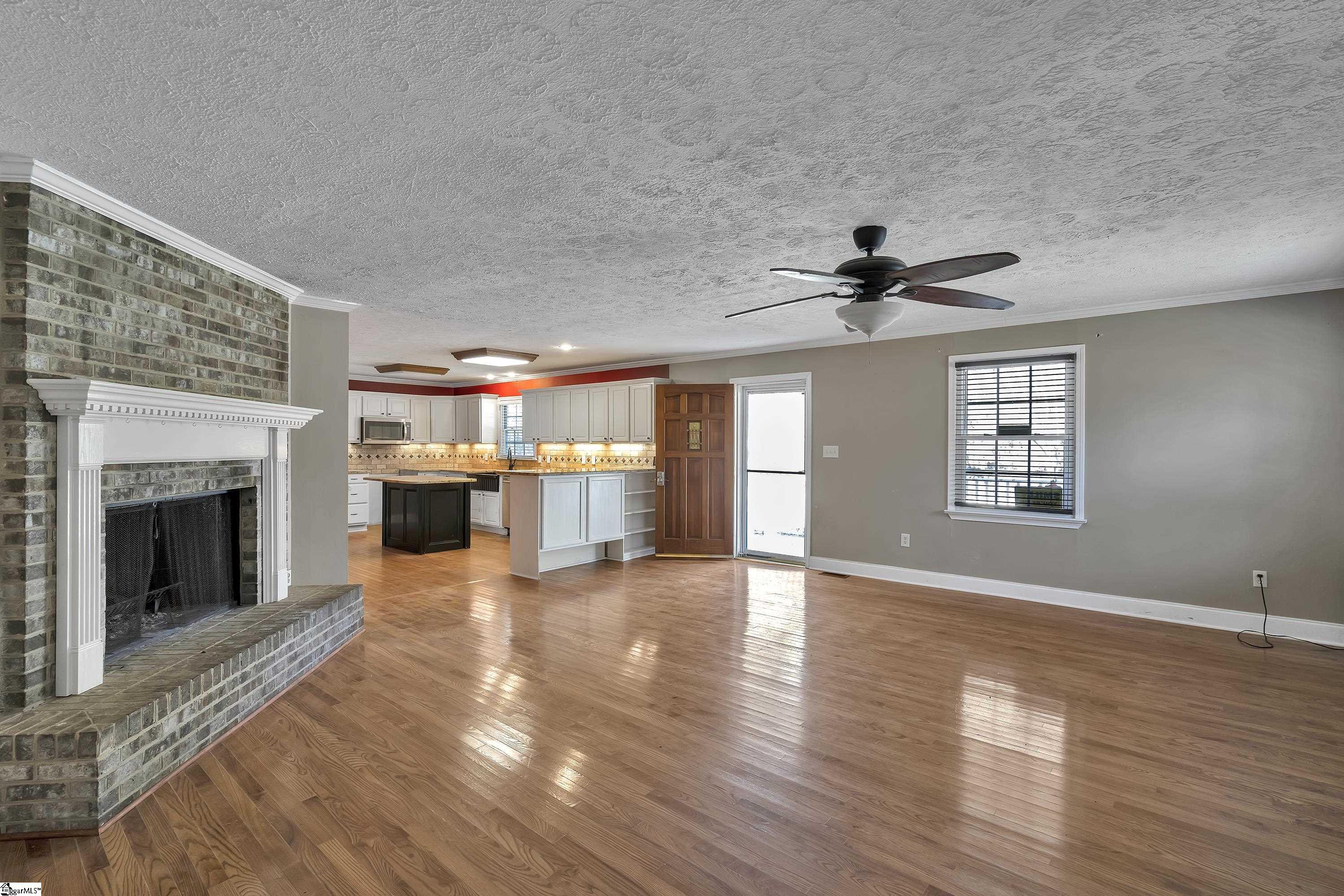 204 Pleasant Drive Greer, SC 29651 - Photo 3 of 35