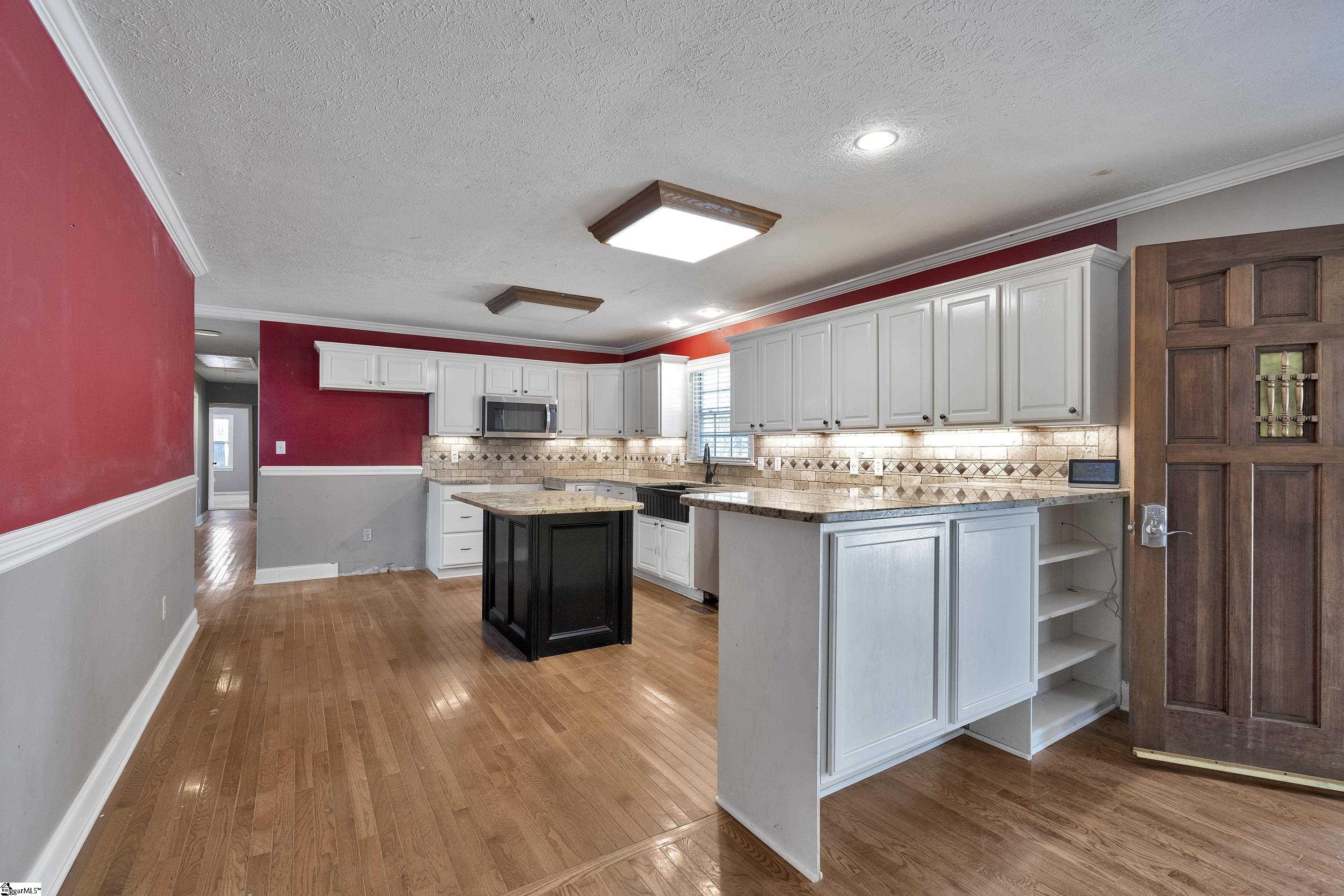 204 Pleasant Drive Greer, SC 29651 - Photo 4 of 35