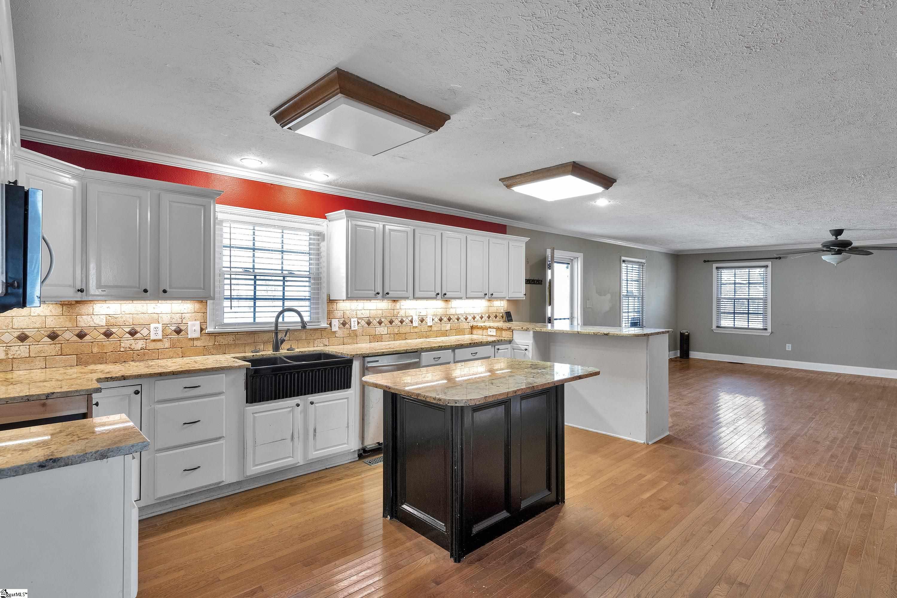 204 Pleasant Drive Greer, SC 29651 - Photo 5 of 35