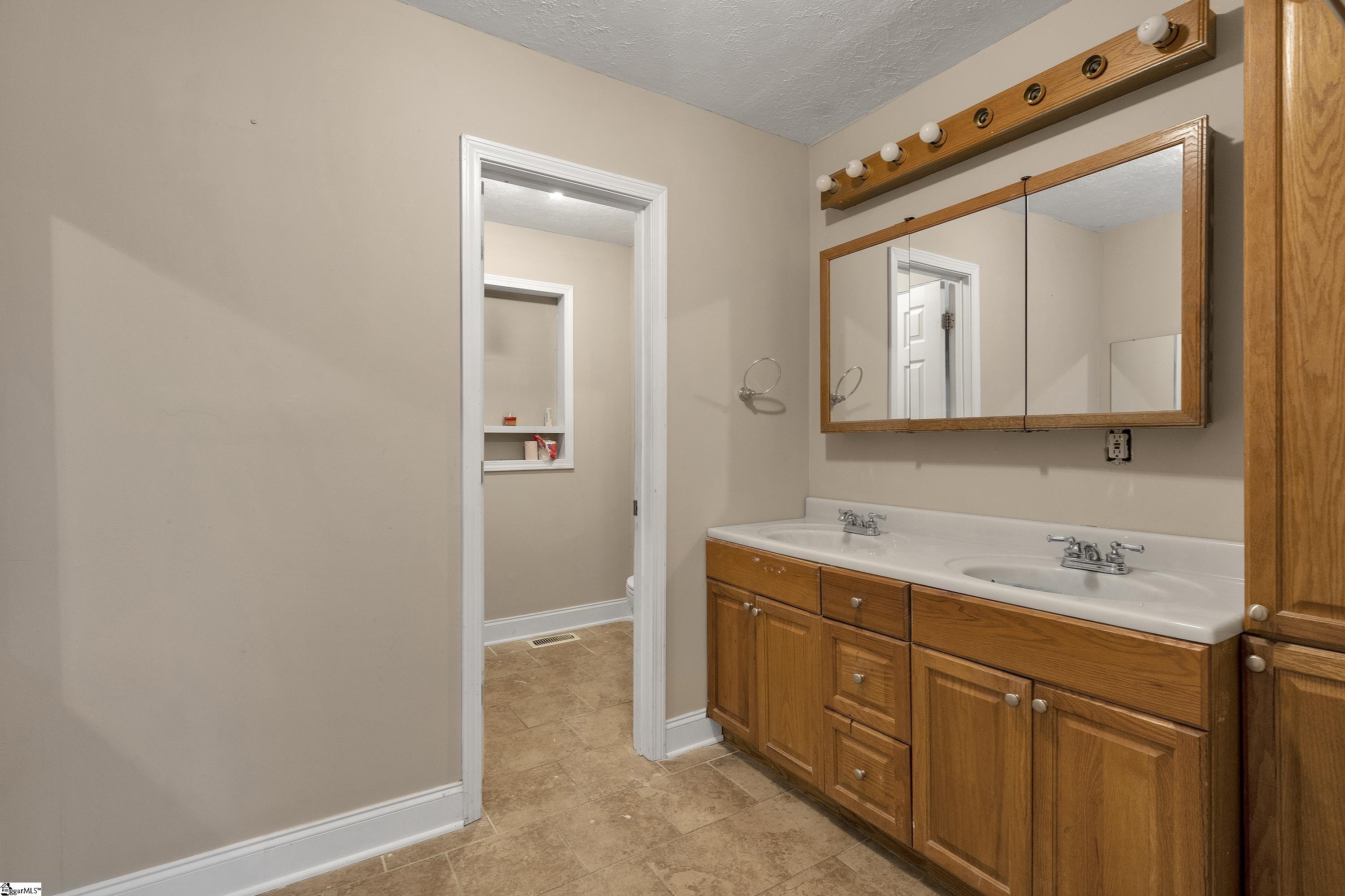 204 Pleasant Drive Greer, SC 29651 - Photo 10 of 35