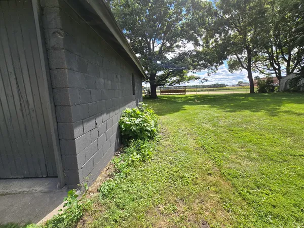 a view of yard with green space