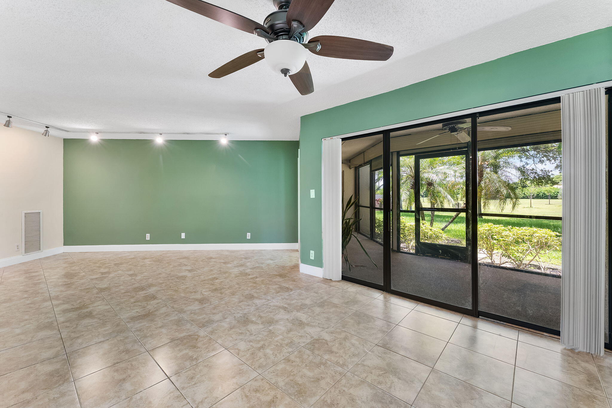 5800 Camino Del Sol, Unit 102 Boca Raton, FL 33433 - Photo 7 of 33 dinning room