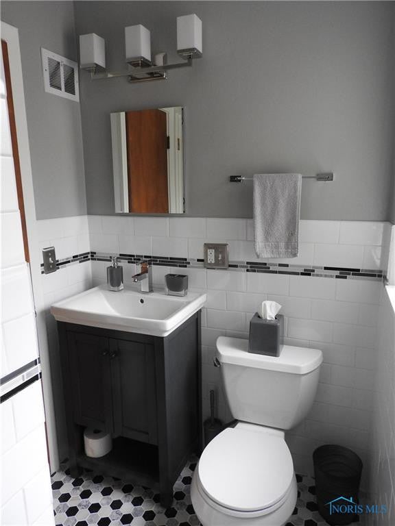 2435 Goddard Road Toledo, OH 43606 - Photo 19 of 35 REMODELED MASTER BATH