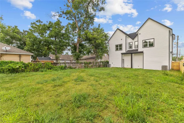 $1,975 | 7805 Farnsworth Street, Unit B, Houston, TX 77022