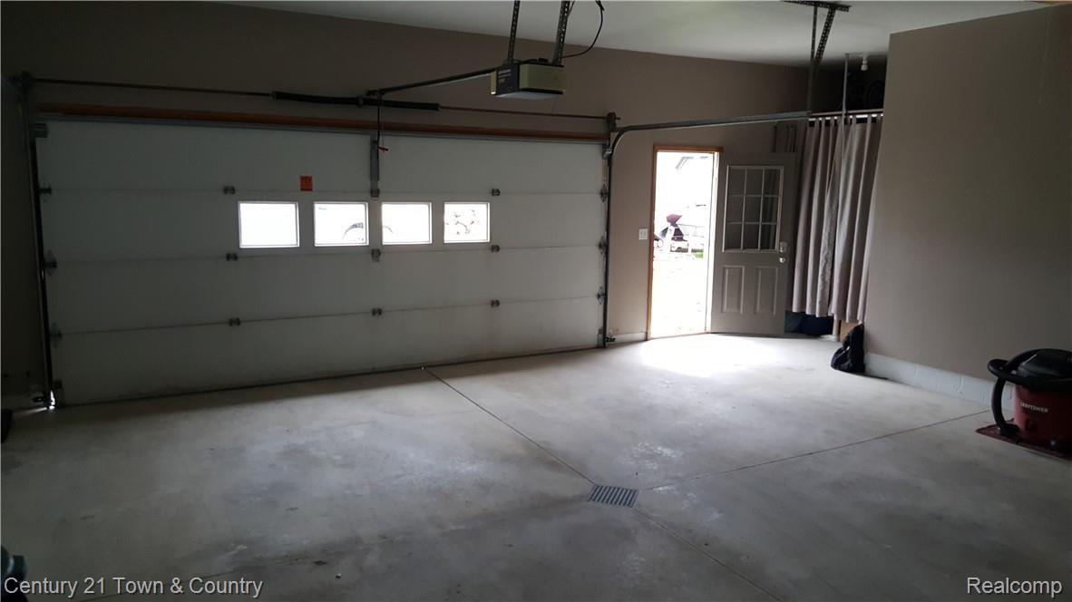 10352 Weber Road Columbus, MI 48063 - Photo 7 of 46 Garage