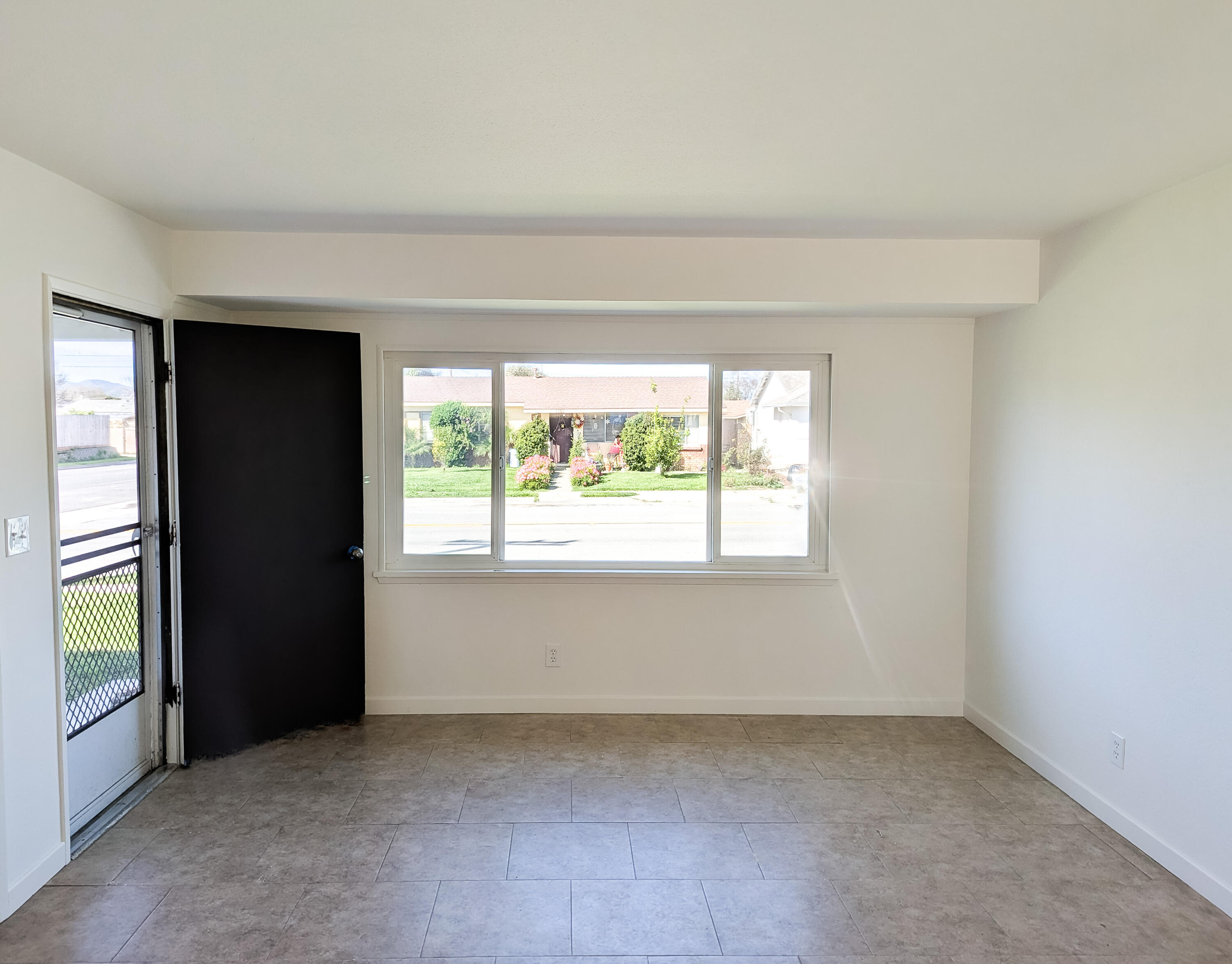 1100 North Third Street Lompoc, CA 93436 - Photo 3 of 12 an empty room with a window