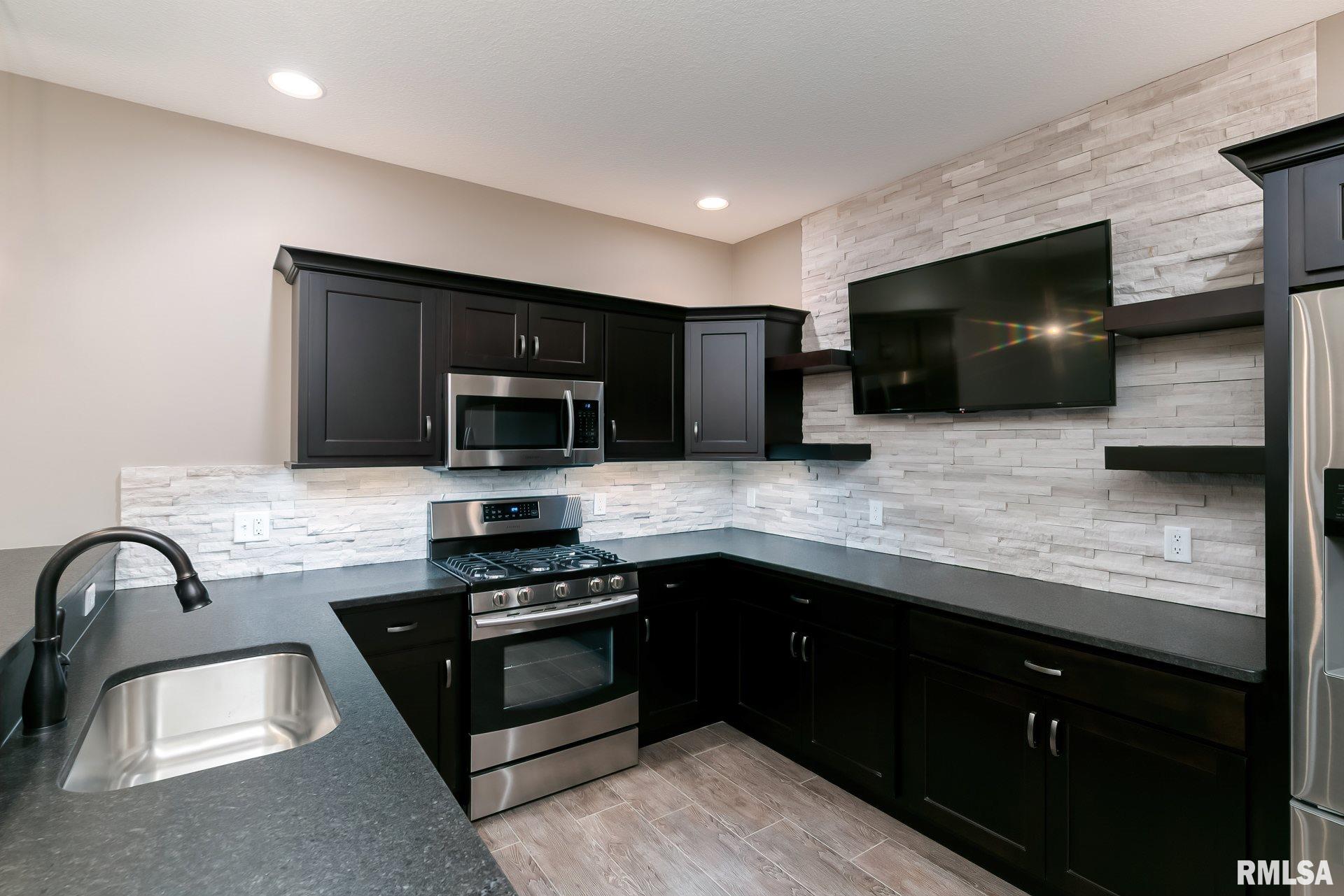 5684 Emily Road Bettendorf, IA 52722 - Photo 35 of 47 Gallery Image 35