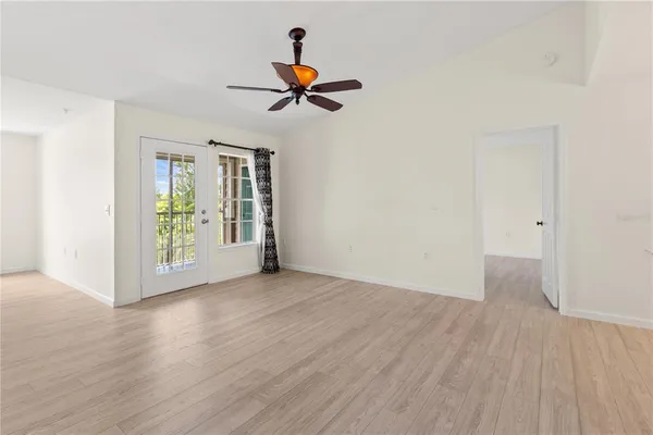 a view of empty room with a ceiling fan